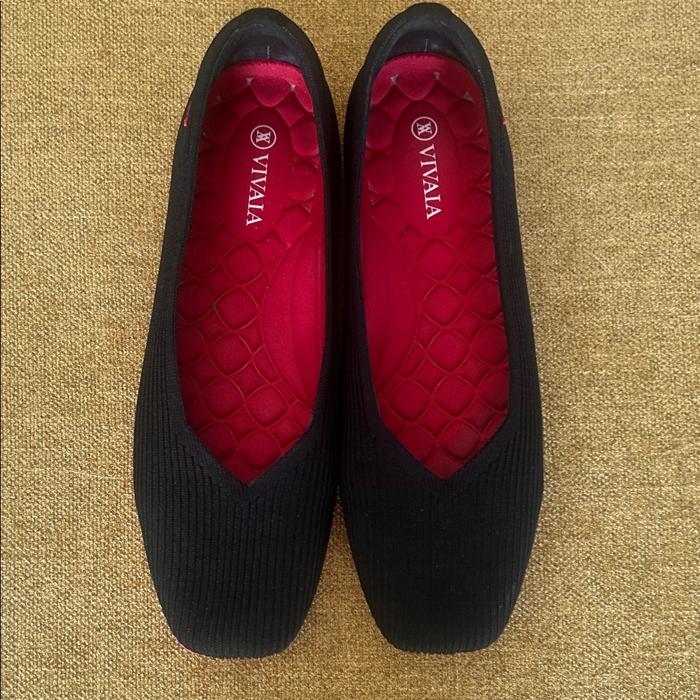 VIVAIA Women's Square Tor Margot V-cut Black and Red Flats